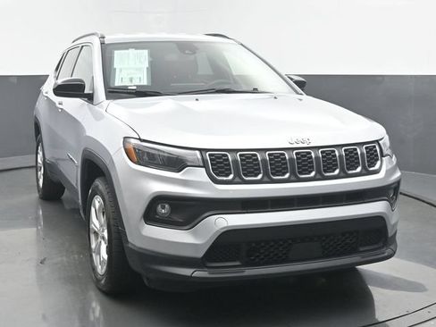 Used 2024 Jeep Compass Latitude AWD/4WD image 8