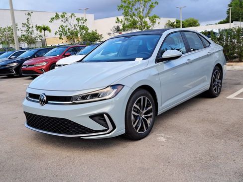 Used 2025 Volkswagen Jetta SE w/ Sunroof Package image 2