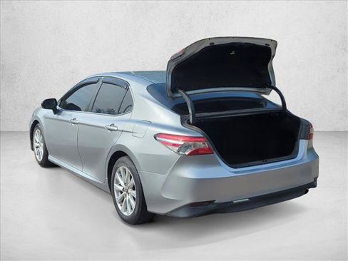 Used 2018 Toyota Camry LE w/ Convenience Package FWD image 10