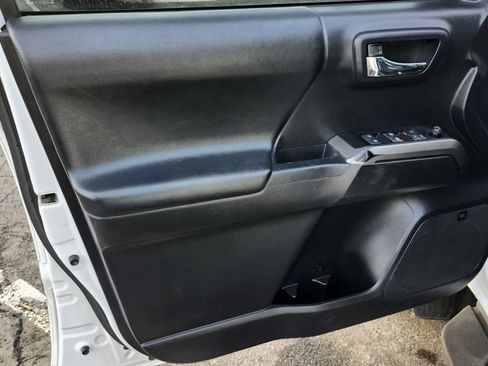 Used 2020 Toyota Tacoma Limited image 27