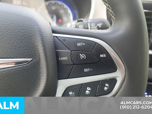 Used 2024 Chrysler Pacifica Touring-L FWD image 10