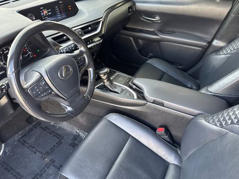 Used 2019 Lexus UX 200 image 9