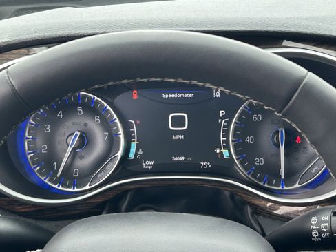 Used 2024 Chrysler Pacifica Limited FWD image 20