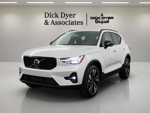 New 2025 Volvo XC40 B5 Plus image 6