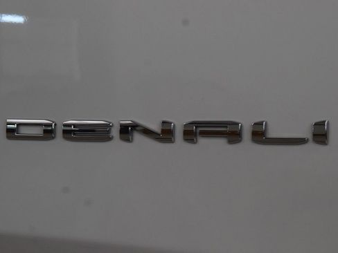 Used 2024 GMC Yukon XL Denali AWD/4WD image 17