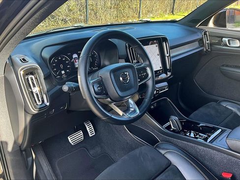 Used 2022 Volvo XC40 T5 R-Design w/ Advanced Package image 18