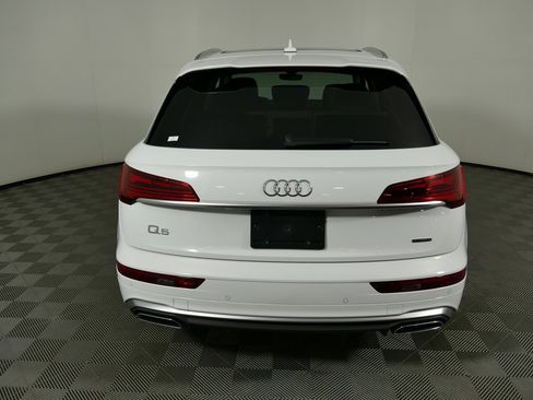 Used 2024 Audi Q5 e Premium w/ Convenience Package image 4