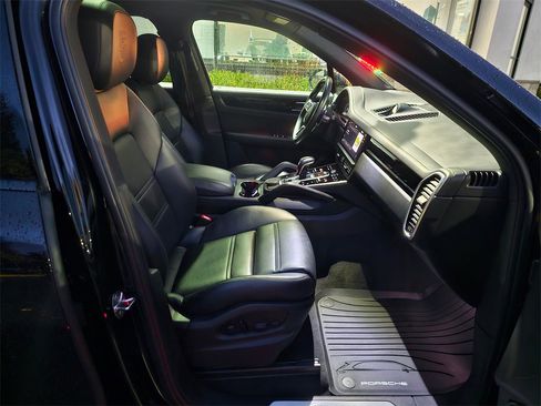 Used 2022 Porsche Cayenne image 11