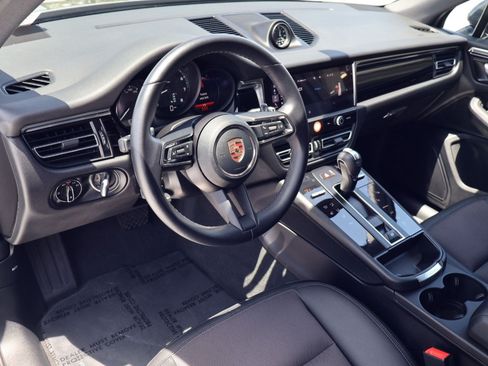 Certified 2024 Porsche Macan AWD/4WD image 4