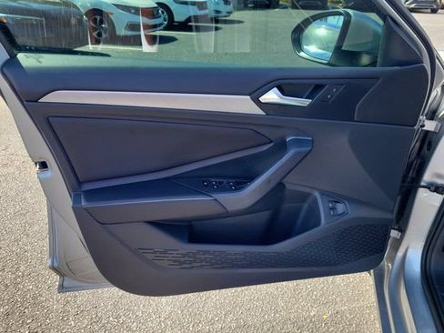 Certified 2023 Volkswagen Jetta SE w/ Panoramic Sunroof Package FWD image 15