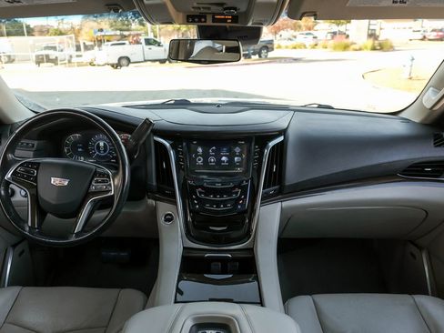 Used 2020 Cadillac Escalade ESV Luxury AWD/4WD image 16