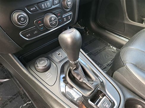 Used 2019 Jeep Cherokee Limited image 10