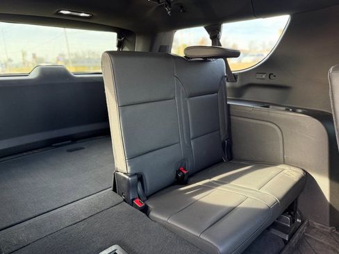 Used 2023 Chevrolet Suburban Z71 w/ Luxury Package image 13