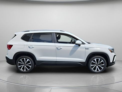 Used 2023 Volkswagen Taos SE w/ Panoramic Sunroof Package FWD image 6