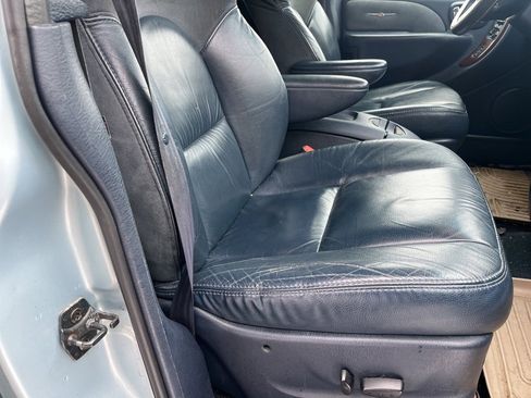 Used 2001 Chrysler Town & Country Limited image 7