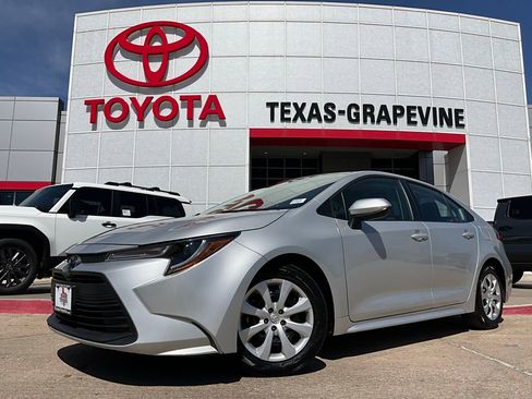 Used 2025 Toyota Corolla LE image 2