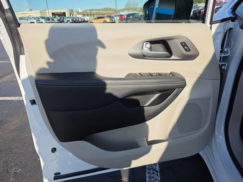 Used 2024 Chrysler Pacifica Touring-L FWD image 32