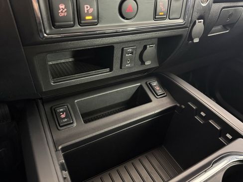 Used 2018 Nissan Titan SV w/ SV Convenience Package image 20