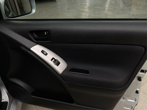Used 2007 Pontiac Vibe w/ Security Package FWD image 28