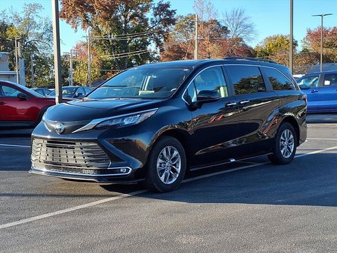 Certified 2024 Toyota Sienna XLE image 33