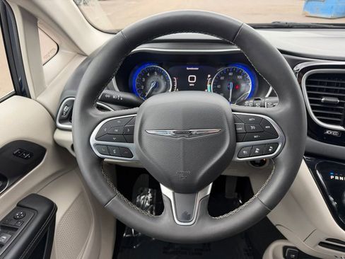 Used 2023 Chrysler Pacifica Touring-L FWD image 3