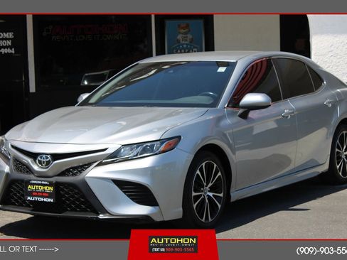 Used 2018 Toyota Camry SE FWD image 1