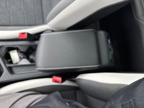 Certified 2025 Volkswagen Taos SE image 28