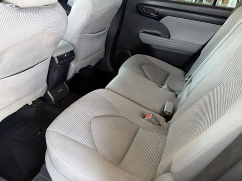 Used 2020 Toyota Highlander LE FWD image 13