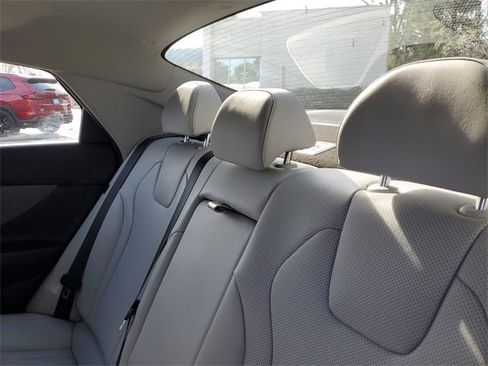 Used 2024 Hyundai Elantra Limited image 9