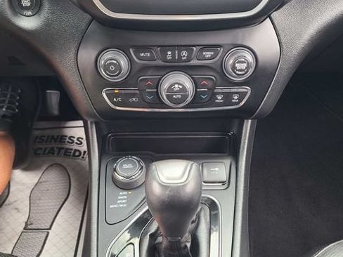 Used 2023 Jeep Cherokee Altitude Lux AWD/4WD image 32