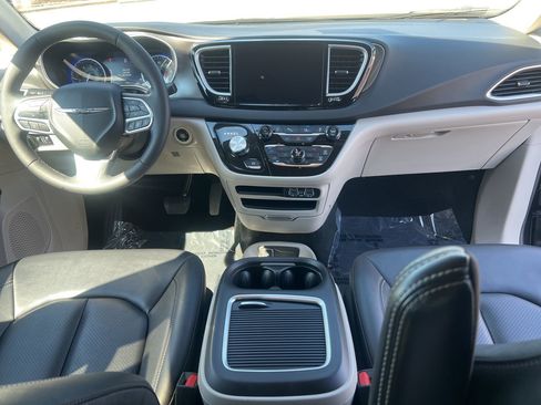 Used 2024 Chrysler Pacifica Touring-L FWD image 23
