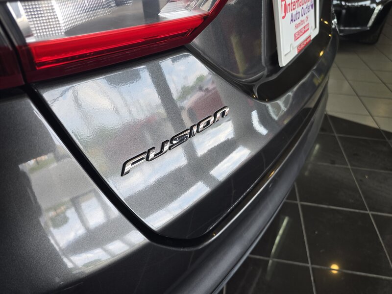 Used 2017 Ford Fusion SE w/ Fusion SE Technology Package FWD image 26