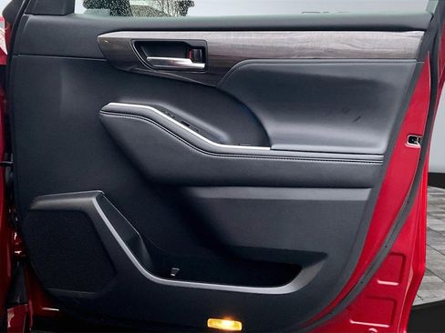 Used 2022 Toyota Highlander Platinum image 24