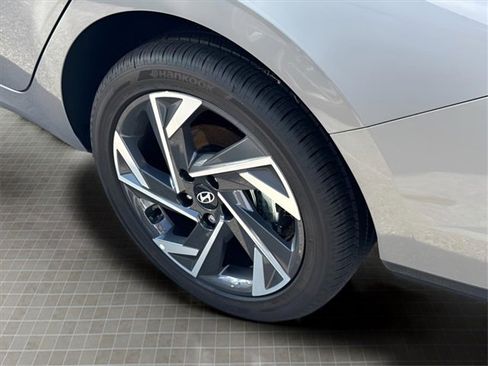 New 2025 Hyundai Elantra SEL image 18
