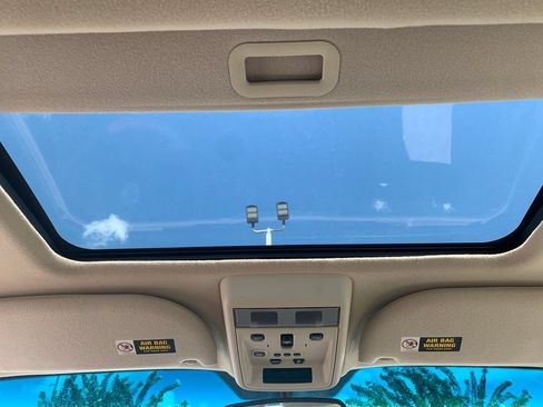 Used 2004 Lincoln Town Car Ultimate RWD image 14