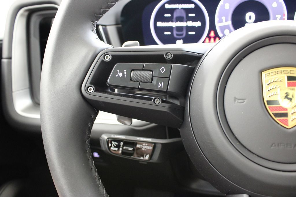 Used 2025 Porsche Cayenne S AWD/4WD image 34