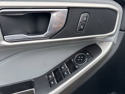 Used 2022 Ford Explorer XLT w/ Equipment Group 202A image 19