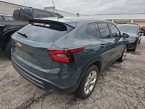 Used 2025 Chevrolet Trax LS w/ LS Convenience Package image 9