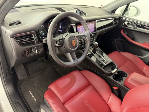 Certified 2025 Porsche Macan image 4