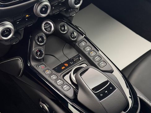 Used 2021 Aston Martin V8 Vantage Coupe image 18