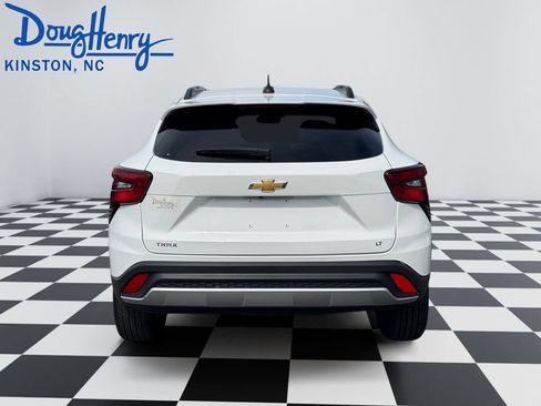 Used 2025 Chevrolet Trax LT FWD image 4