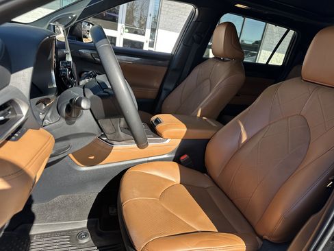 Used 2023 Toyota Highlander Platinum image 10