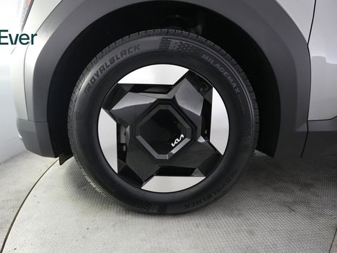 Used 2024 Kia EV9 Light Long Range RWD image 19