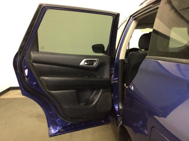 Used 2020 Nissan Pathfinder S AWD/4WD image 18