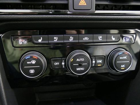 Used 2024 Volkswagen Taos SEL image 17