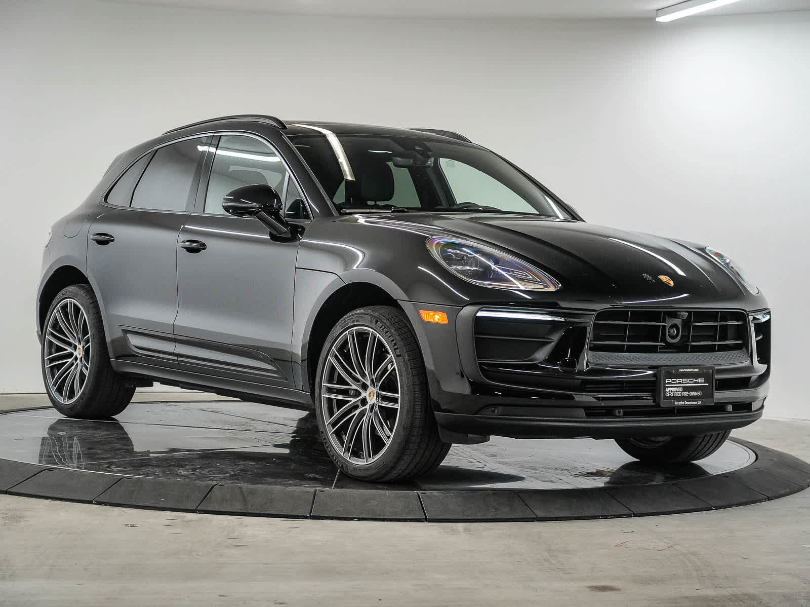 Certified 2026 Porsche Macan AWD/4WD image 5