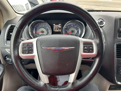 Used 2016 Chrysler Town & Country Touring-L image 28