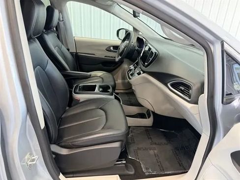 Used 2024 Chrysler Pacifica Touring-L FWD image 23