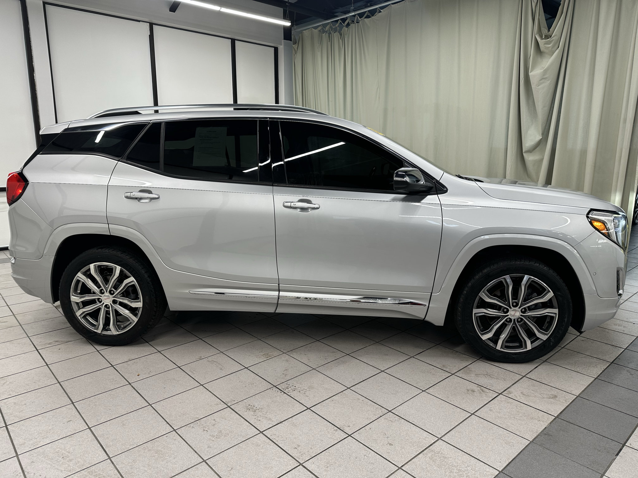 Used 2018 GMC Terrain Denali w/ Advanced Safety Package AWD/4WD image 3