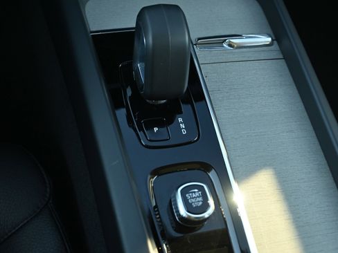 Used 2025 Volvo XC60 B5 Plus image 20